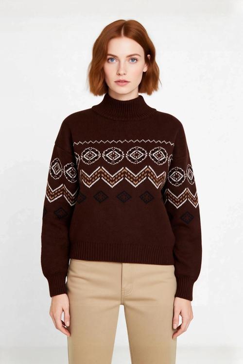 Kadın Kahverengi Pike Dokumalı Etnik Desenli Dik Yaka Triko Kazak Soğuk Günler İçin İdeal Seçim