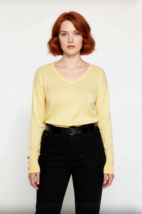 Kadın Düz Desen Regular Kalıp Triko V Yaka Kazak Uzun Kollu Ve Şık Düğme Detayları İle Kaliteli