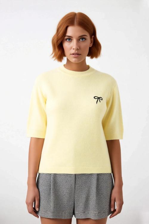 Kadın Orta Kalınlıkta Rahat Kesim Triko Kazak Kiraz Nakışlı Truvakar Kol Detaylı Şık Tasarım