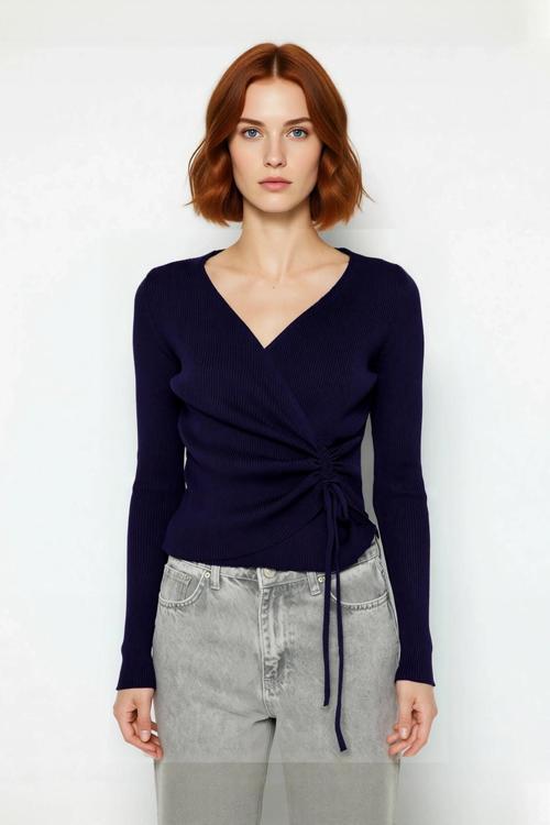 Kadın Fitted Basic Triko Üst Kruvaze Yaka Bağcıklı Detaylı Günlük Kombinlerde Şıklık Ve Konfor