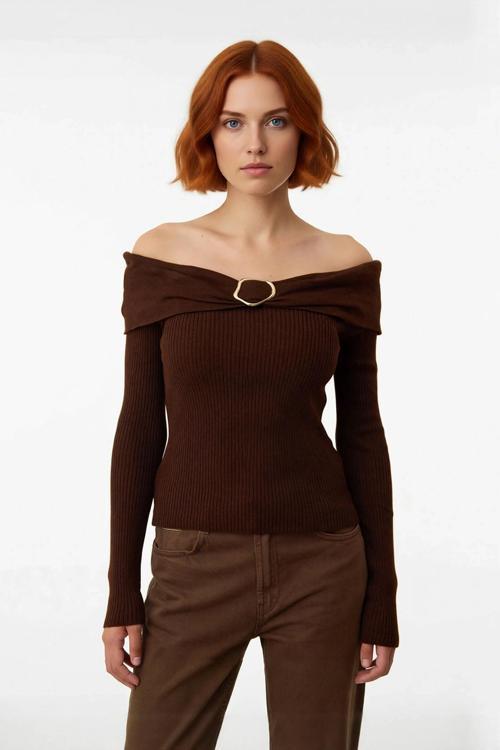 Kadın Kahverengi Aksesuar Detaylı Fitted Carmen Yaka Triko Kazak Soğuk Havalar İçin Şık Seçim