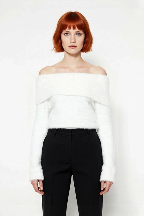 Kadın Tüylü Dokusuyla Ekstra Yumuşak Carmen Yaka Crop Triko Kazak Kış Kombinleri İçin İdeal