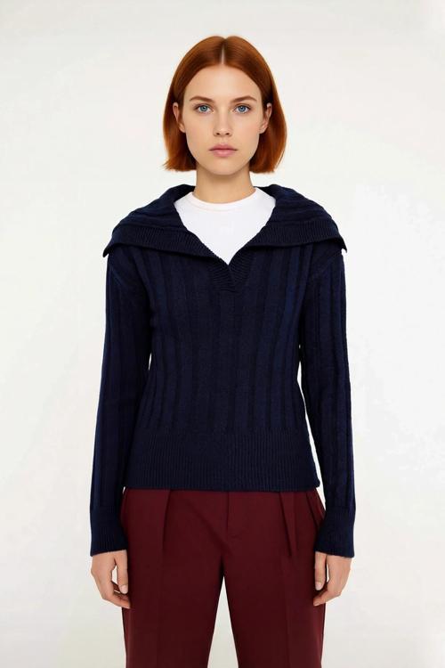 Kadınlara Özel Lacivert Düz Desenli Devrik Yaka Crop Kesim Triko Kazak Günlük Kullanım İçin İdeal.