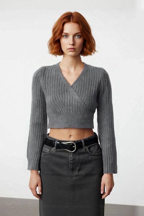 Kadınlara Özel Fitilli Kruvaze Crop Triko Kazak Serin Havalarda Şıklığı ve Konforu Bir Arada Sunar