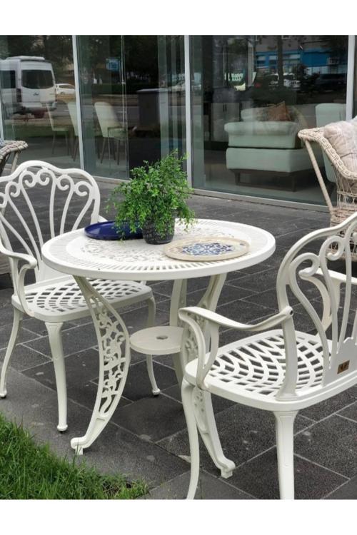 Istanbul Model Ferforje Görünümlü 60 Cm Çap Plastik Masa Ve 2 Sandalye Balkon Takımı