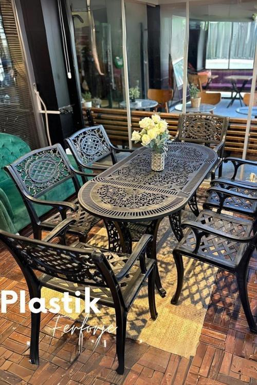 Ferforje Görünümlü Masa Sandalye, Dış Mekanda Kullanılabilir, 6 Kişilik Plastik Siyah Masa Takımı