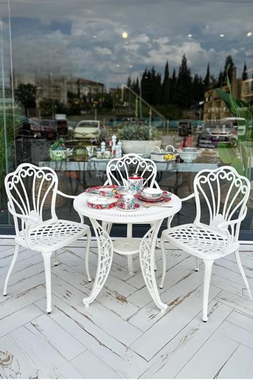 Ferforje Görünümlü Masa Ve Sandalye, Dış Mekanda Kullanılabilir 3 Kişilik Plastik Beyaz Masa Takımı