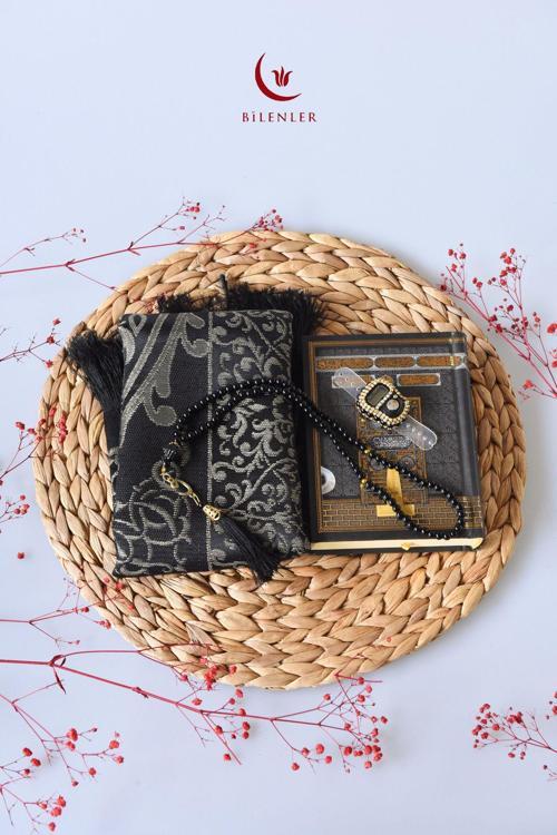 Kabe Desenli Kuranı Kerim-Seccade-Zikirmatik- Tesbih Hac & Umre Hediyelik Seti – Siyah