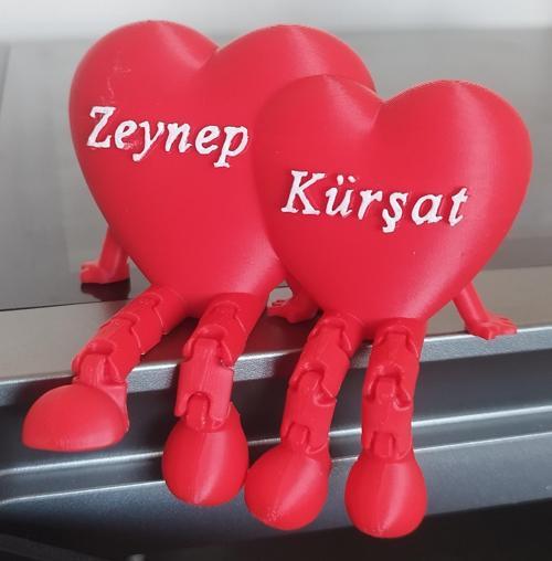 Ayaklı Çift Kalp (İsim Baskılı) | Kişiye Özel Tasarım | Dekoratif | Hediyelik | 3D Baskı | Dayanıklı PLA Hammadde | Sevgiliye / Eşe Hediye