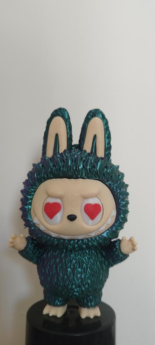 Labubu Hareketli Gözler | Büyük Boy (15 Cm) | 3 Renk Aynı Anda (Yeşil-Mor-Bakır) | 3D Baskı | Dayanıklı PLA Hammadde