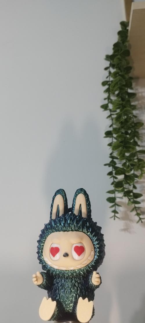 Oturan Labubu Hareketli Gözler | Büyük Boy (13,7 Cm) | 3 Renk Aynı Anda (Yeşil-Mor-Bakır) | 3D Baskı | Dayanıklı PLA Hammadde