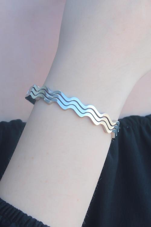 316L Kararmaz Çelik Gümüş Renk Dalga Model Kelepçe Kadın Bileklik - EBJ250920W37784