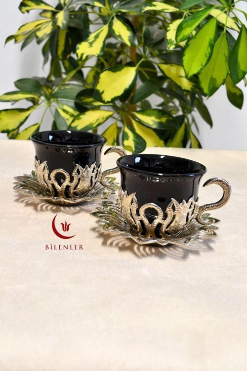 2’li Gümüş Desenli Zemzem Takımı ve Kahve Fincanı Seti | Metal Tabağı ve Fincan Altlığıyla Şık Sunum