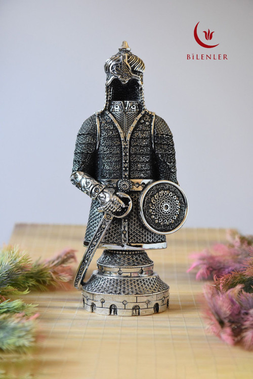 Fetih Zırh Ayetel Kürsi Biblo 11x27 Cm (ORTA BOY) – Gümüş Renk Metal Dekoratif Aksesuar