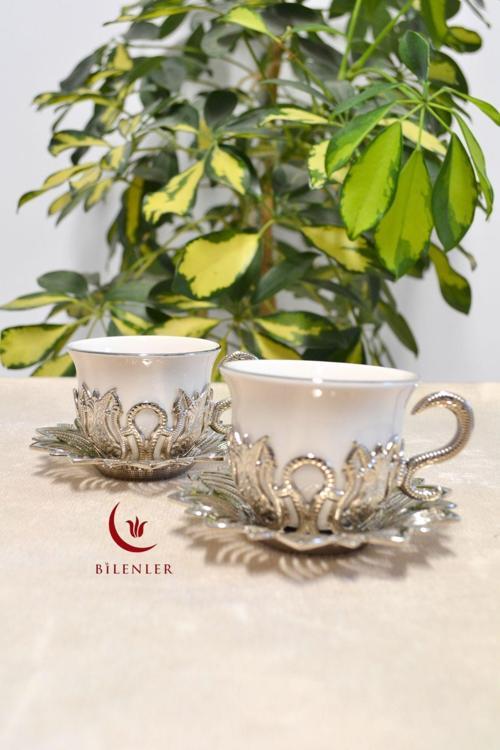 2’li Gümüş Desenli Zemzem Takımı ve Kahve Fincanı Seti | Metal Tabağı ve Fincan Altlığıyla Şık Sunum