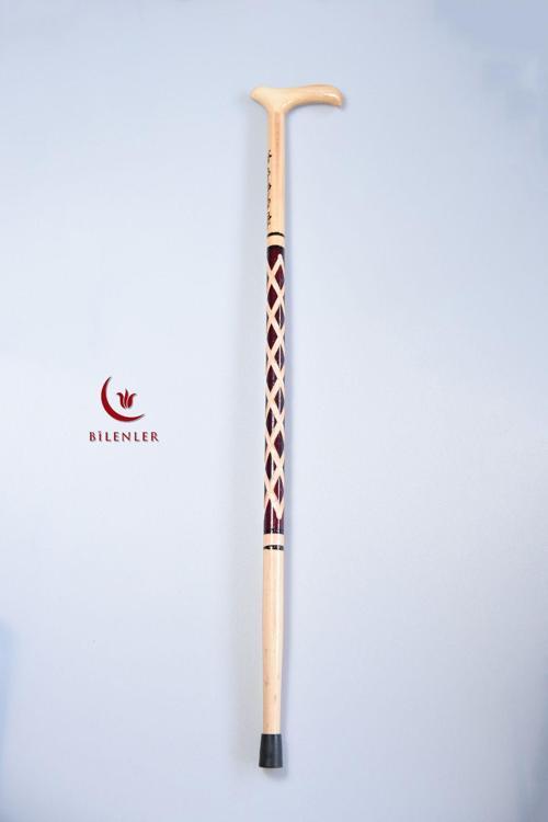 Ahşap İşçilikli Yürüme Bastonu – Zarif ve Dayanıklı (Oyması Kahverengi)