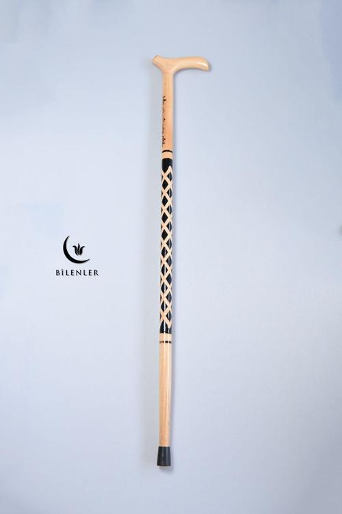 Ahşap İşçilikli Yürüme Bastonu – Zarif ve Dayanıklı (Oyması Siyah)