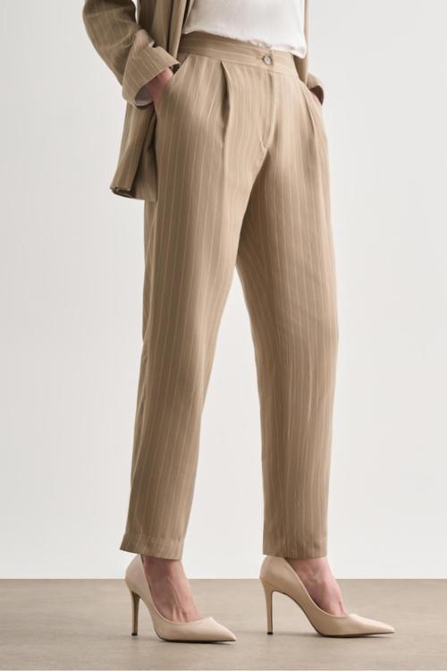 Bej Rengi İnce Çizgili Tek Pile Klasik Pantolon