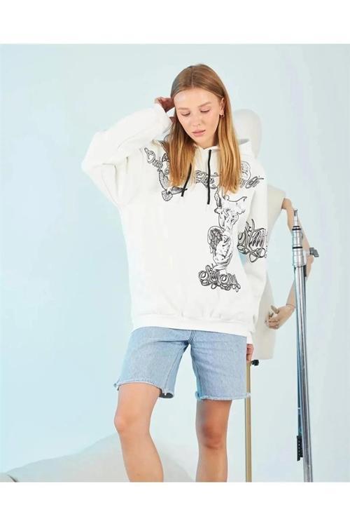 Kadın Kapüşonlu Üç İplik Sweatshirt – Beyaz Strong Heykel Baskılı, Rahat Kalıp, Kanguru Cepli Modern