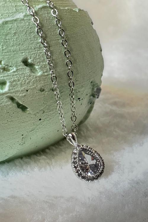 - Melik 9215 1087 Damla Model Zirkon Taş Detaylı Kolye