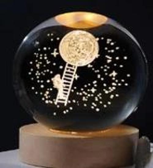 Dekoratif Merdiven Astronot Tasarımlı Ahşap altlıklı Işıklı Cam Küre Büyük Boy Cam:8cm Ahşap:2cm