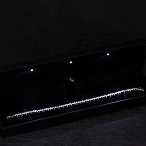 Gümüş Işıklı Kutulu 4 mm Beyaz Taşlı Su Yolu Kadın Bileklik