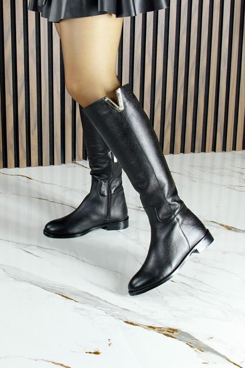 Siyah Hakiki Dana Derisi Metal Aksesuarlı Fermuarlı Yuvarlak Burun Kalın Topuklu Çizme