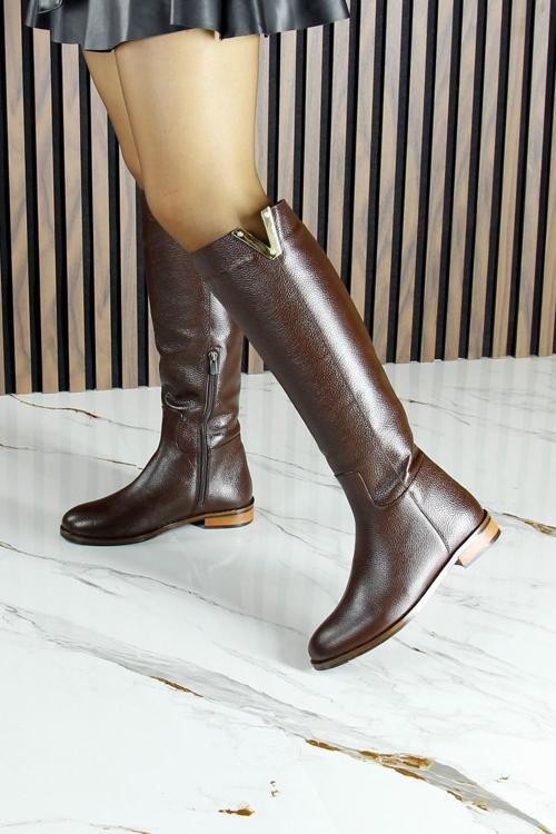 Kahverengi Hakiki Dana Derisi Metal Aksesuarlı Fermuarlı Yuvarlak Burun Kalın Topuklu Çizme