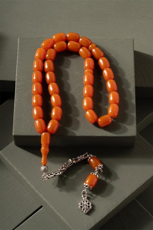 Koyu Turuncu Rengi ve Yumuşak Çekimi ile Zar Kehribar Tesbih