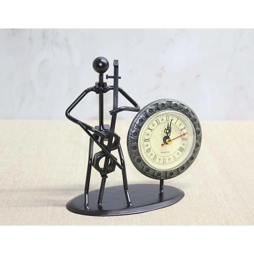 Metal Saatli Keman Çalan Müzisyen