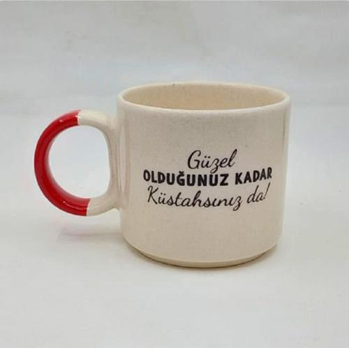 Güzel Olduğunuz Kadar Küstahsınız da! Baskılı Kırmızı Kulplu P Kupa