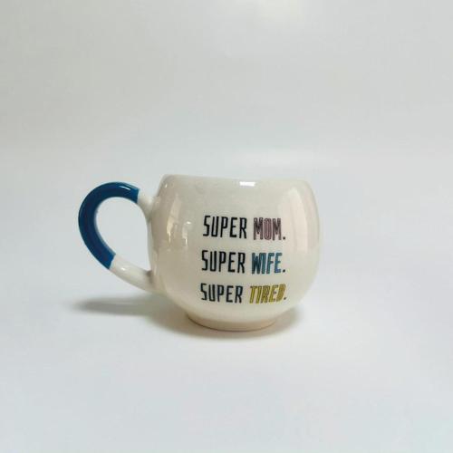 Super Mom, Super Wife, Super Tired Baskılı Mavi Kulplu Balon Kupa