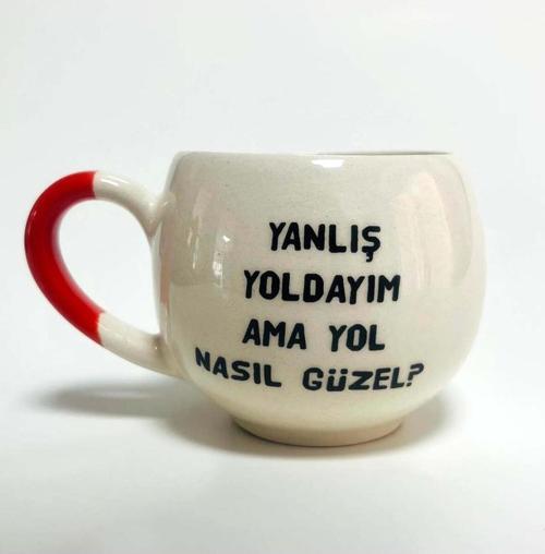 Yanlış Yoldayım Ama Yol Nasıl Güzel Baskılı Turuncu Kulplu Balon Kupa