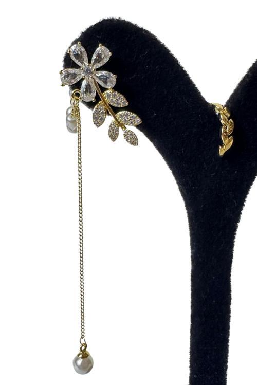 - Melik 9215 Taşlı Çiçek ve İnci Detaylı Şık Model Kıkırdak Küpe