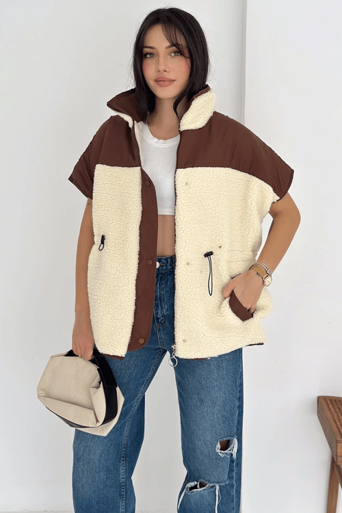 Kısa Kollu Kontrast Detaylı Astarlı Peluş Yelek – Sıcak & Stil Sahibi