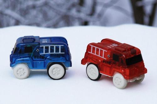 Magic Tracks Uyumlu 2’li LED Işıklı Oyuncak İtfaiye Arabası Seti – Karanlıkta Parlayan Ray Arabaları