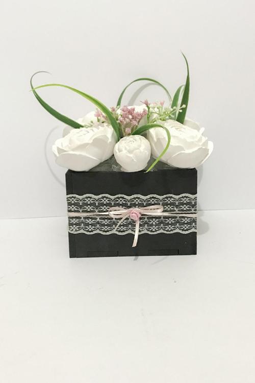 Lydia Beyaz Şakayık Kokulu Taş Aranjmanı