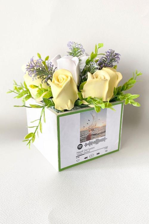 Spotıfy Barkodlu Resimli Kişiye Özel Gül Kokulu Taş Aranjmanı