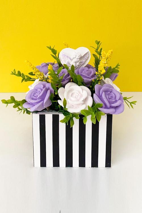 Dekoratif Çizgili Saksıda Melek Ve Mor Güller Kokulu Taş Aranjmanı