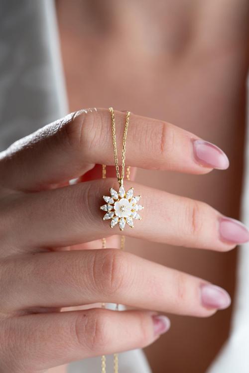 925 Ayar Gümüş Gold Kaplama Mekik Taşlı Manolya Çiçeği Kolye