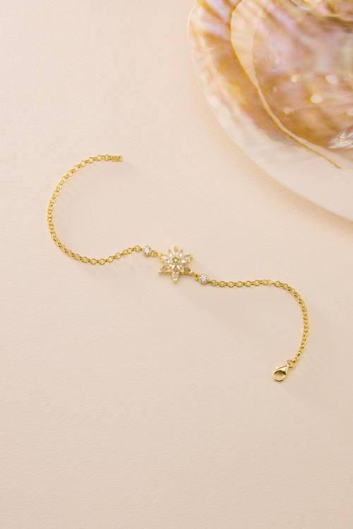 925 Ayar Gümüş Gold Kaplama Doç Zincirli Beyaz Taşlı Lotus Çiçeği Bileklik