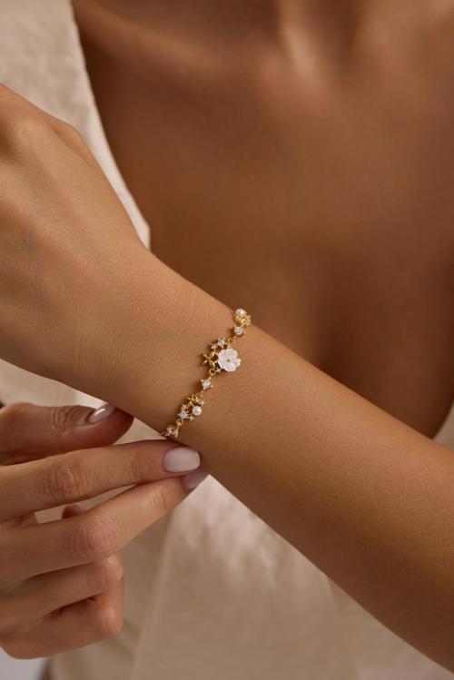 925 Ayar Gümüş Gold Kaplama Bahar Şenliği Manolya Çiçeği İnci Kelebek Detaylı Bileklik