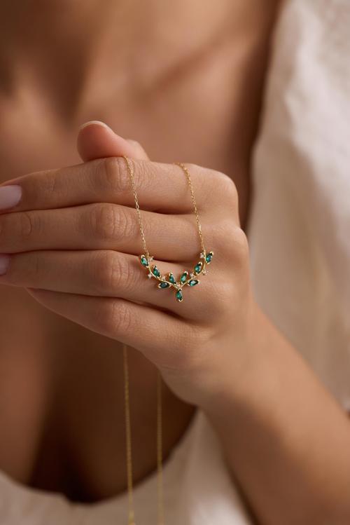 925 Ayar Gümüş Gold Kaplama Yeşil Mekik Taşlı Zarif Sarmaşık Kolye