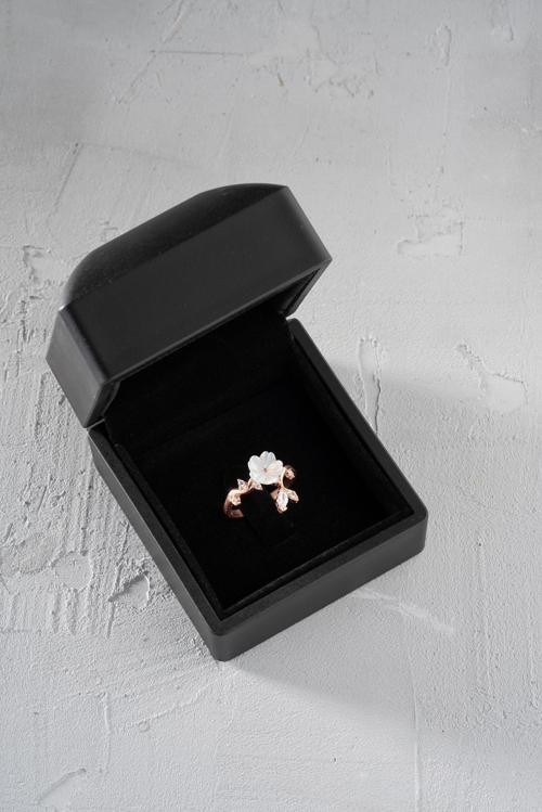 925 Ayar Gümüş Işıklı Kutuda Ayarlanabilir Dallı Manolya Çiçeği Yüzük