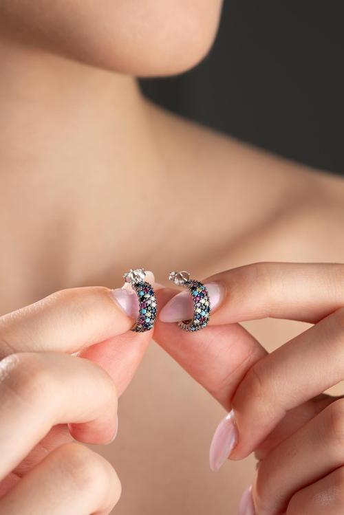 925 Ayar Gümüş Rodyum 3 Sıra Mix Taşlı Yarım Tur Küpe