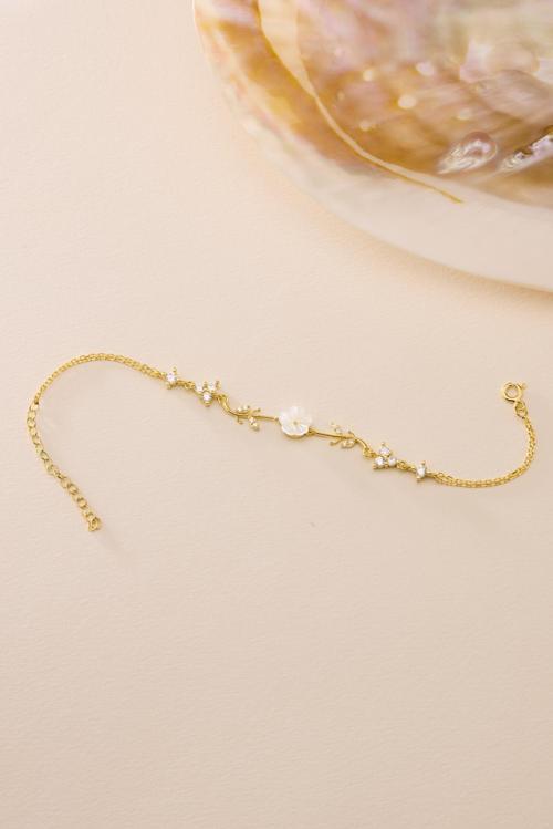 925 Ayar Gümüş Gold Kaplama Tria Taşlı Sevginin Zarafeti Manolya Çiçeği Bileklik