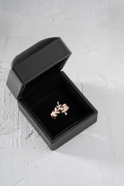 925 Ayar Gümüş Işıklı Kutuda Zirkon Taşlı Rose Zeytin Dalı Gümüş Yüzük