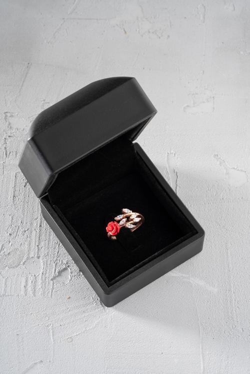 925 Ayar Gümüş Işıklı Kutuda Ayarlanabilir Sarmaşık Model Kırmızı Gül Yüzük