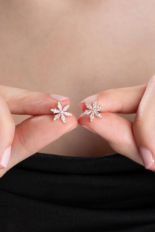 925 Ayar Gümüş Beyaz Taşlı Kamelya Çiçeği Küpe