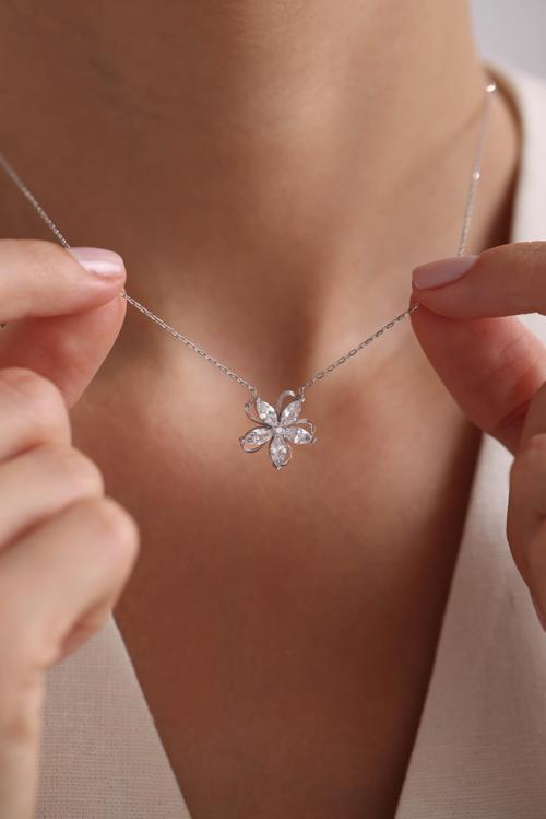 925 Ayar Gümüş Rodyum Kaplama Kamelya Çiçeği Model Kolye